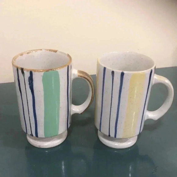 Pair of vintage mid century striped pedestal coffee/ tea mugs. - Picture 1 of 6
